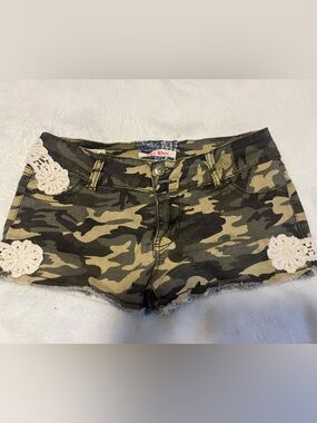 Hot Kiss Camo Crochet Accent Women's Denim Shorts size 5